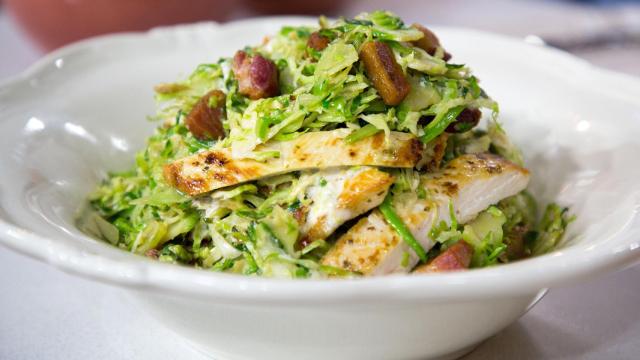 Una ensalada césar a tope de salsaza.