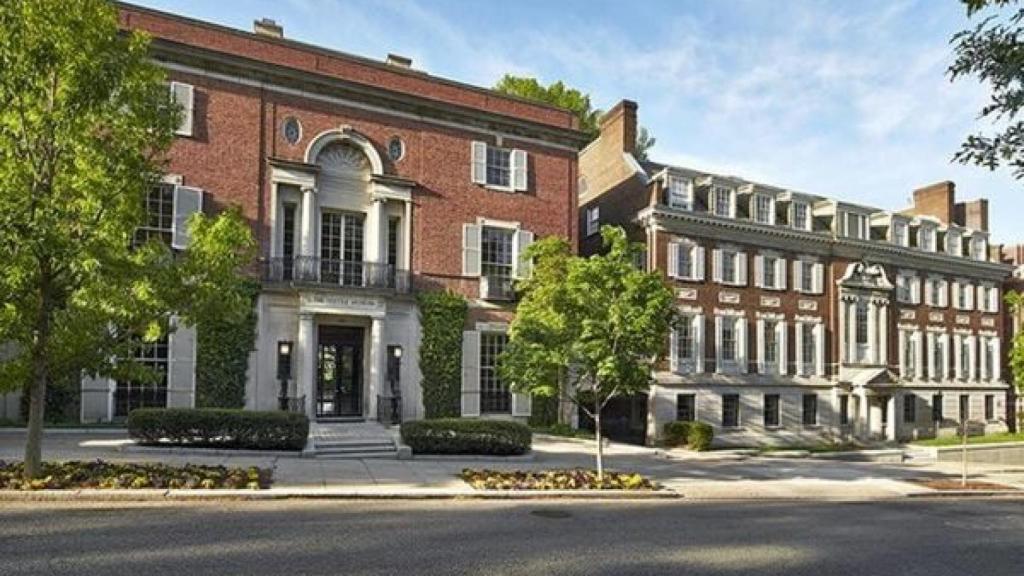 Fachada de la casa familiar de los Bezos en Washington.