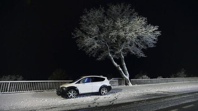 Aspecto de la A-52 con la nieve caída la pasada madrugada. SXENICK/EFE