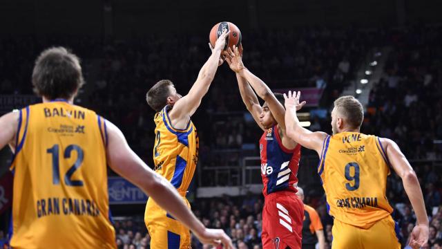 Maodo Lo contra Aleksander Balcerowski en el Bayern Múnich - Herbalife Gran Canaria de Euroliga