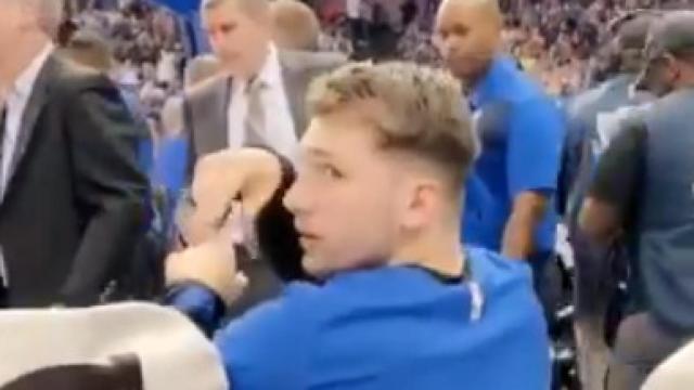 Doncic completa el desafío de un aficionado: la enchufa sentado desde el banquillo