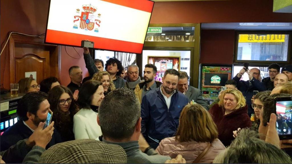 Santiago Abascal recibido en un bar de Tarancón (Cuenca).
