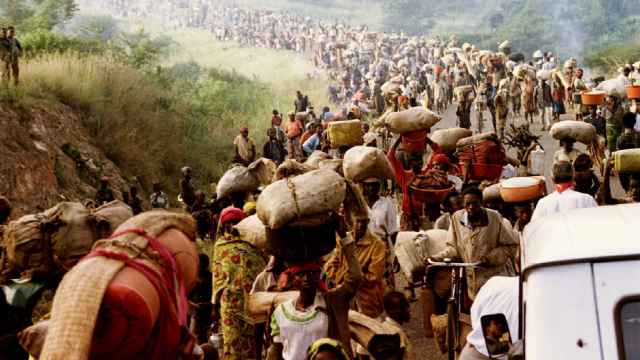 Miles de personas huyen de la masacre y se dirigen a Tanzania el 30 de mayo de 1994.