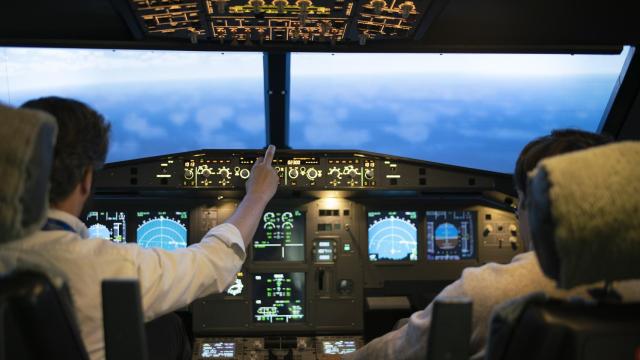 Dos pilotos durante una sesión de simulador.