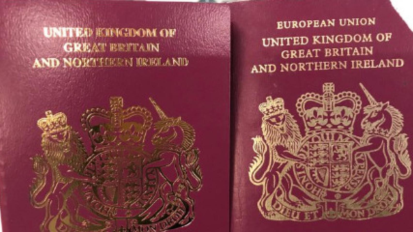 Comparación entre el nuevo (i) y viejo (d) diseño del pasaporte británico.