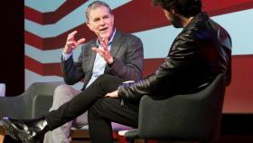 Reed Hastings junto a Álvaro Morte. (EFE)