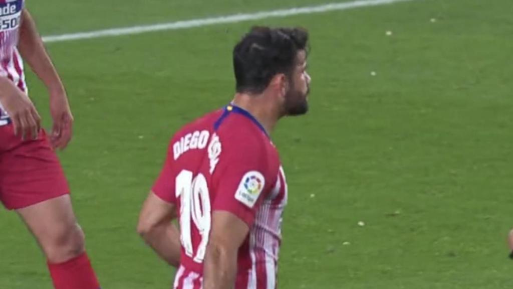 Diego Costa va a por Gil Manzano. Foto: Twittere (@elchiringuitotv)