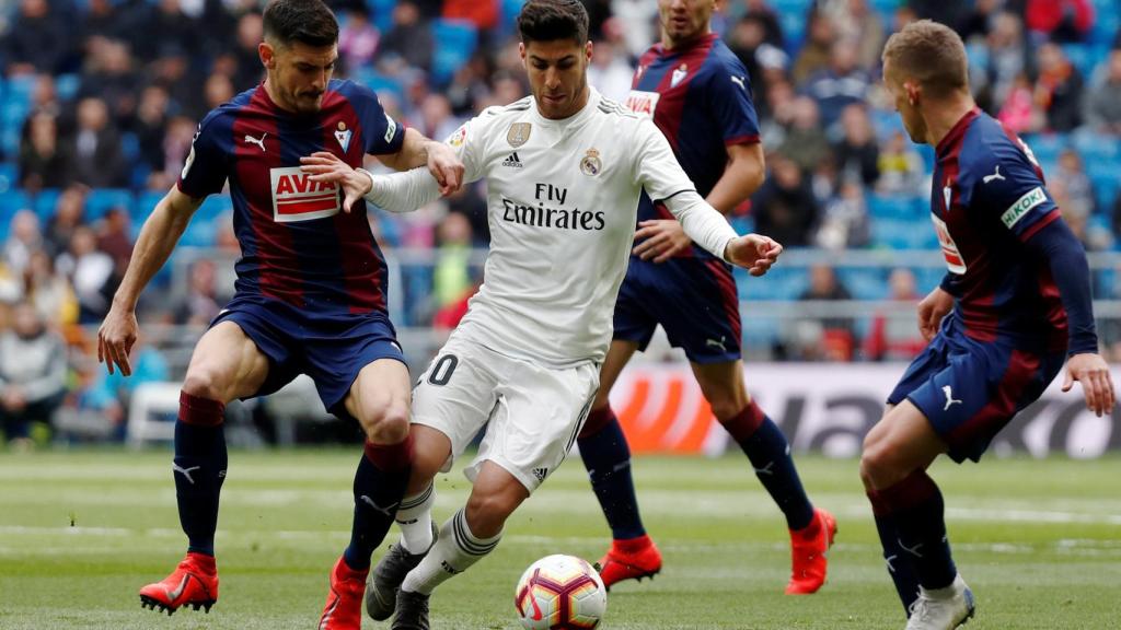 Asensio, entre tres rivales del Eibar