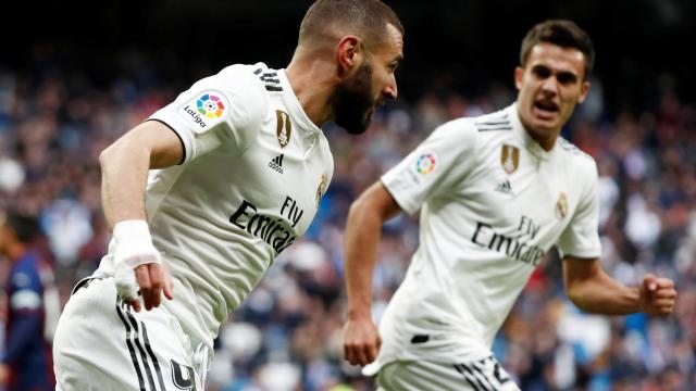 Karim Benzema celebra junto a Reguilón su gol ante el Eibar