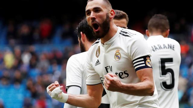 Karim Benzema celebra con la afición su gol al Eibar