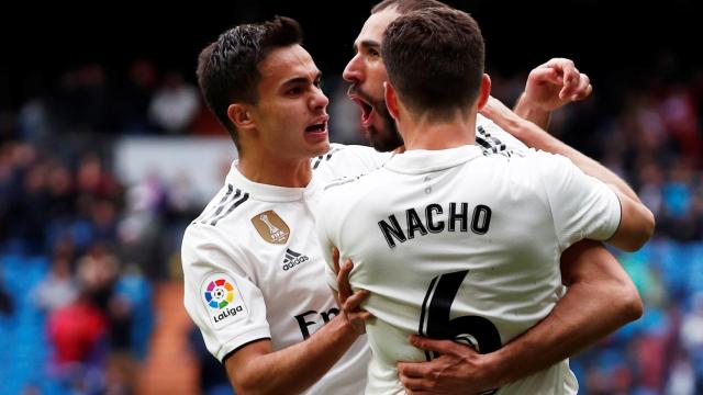 Benzema celebra junto a Reguilón y Nacho su segundo gol al Eibar