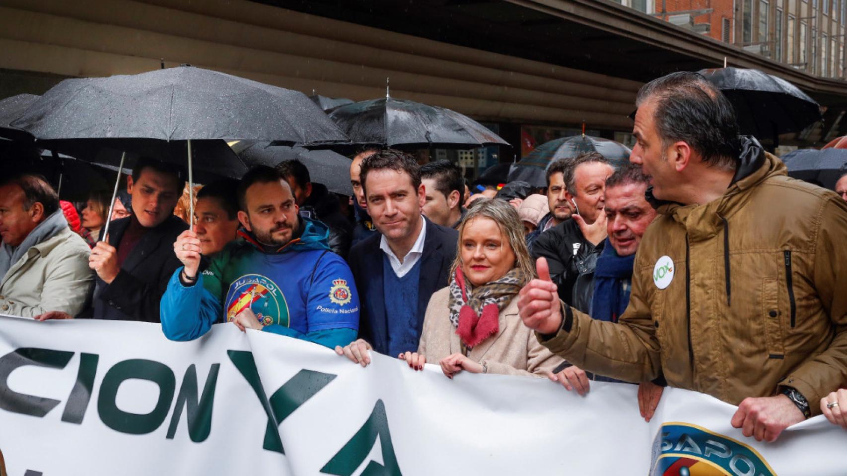 Cabecera de la manifestación liderada por representantes de PP, Cs y Vox.