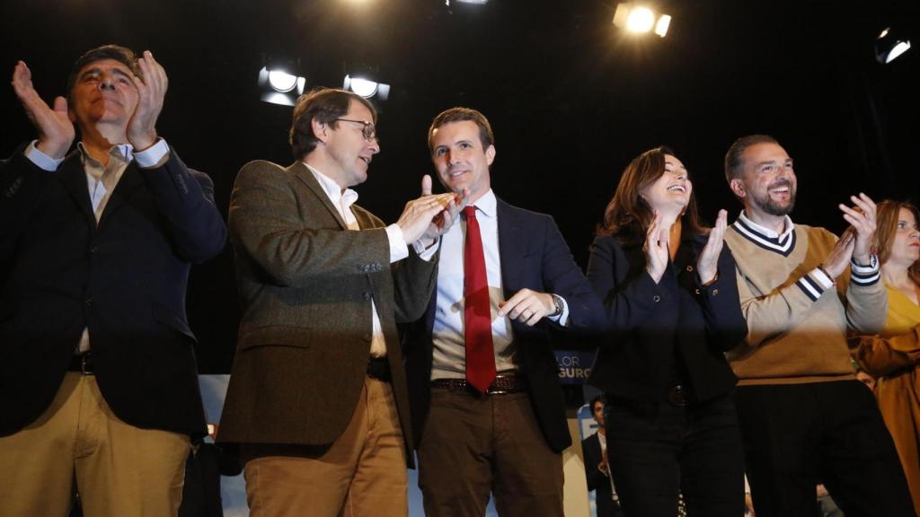 Casado presenta su decálogo contra el adoctrinamiento en las aulas y defiende un MIR educativo