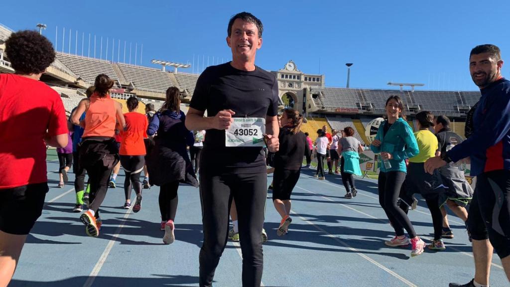 Manuel Valls, este domingo, durante su participación en la carrera de El Corte Inglés en Barcelona.