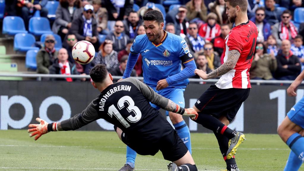Molina trata de superar a Herrerín e Iñigo Martínez en el Getafe - Athletic de La Liga