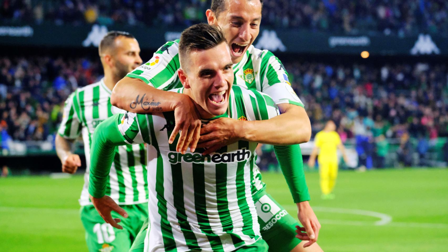 Los jugadores del Betis celebran uno de los goles del partido