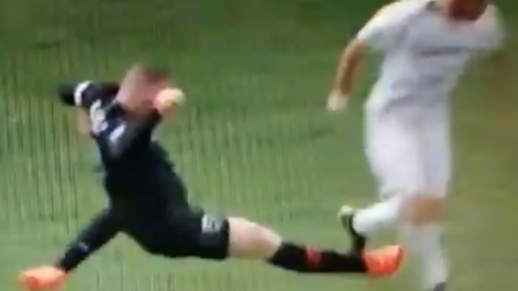 La brutal entrada con la que Rooney fue expulsado tras revisión del VAR