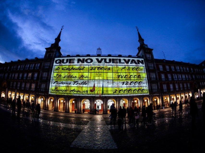 Los 'papeles de Bárcenas' sobre la fachada de la Casa de la Panadería de la Plaza Mayor de Madrid.