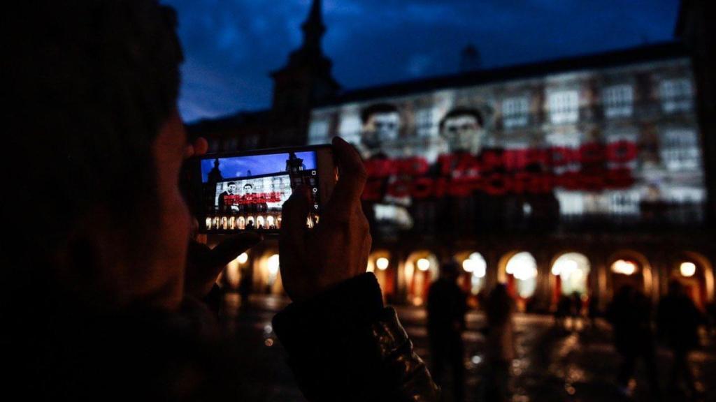 La foto de Rivera y Sánchez, al que se reclama No te conformes, en la Plaza Mayor, dentro de la campaña de Podemos Que no vuelvan.