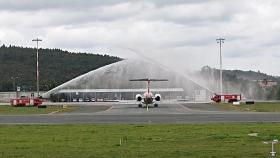 Así fue la bienvenida de los Bomberos de Alvedro al nuevo vuelo de Bilbao