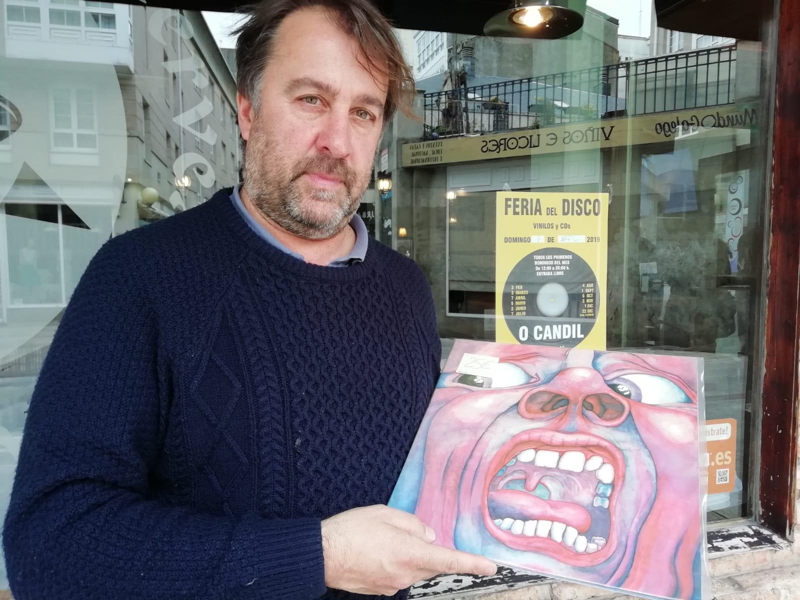 Pablo Vasco, organizador de la feria mensual, con un disco de King Crimson de 1969 (Quincemil)