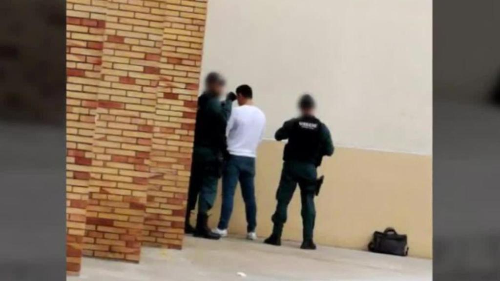 El novio de la joven desaparecida en Vinaroz acompaña a los agentes durante el registro de la vivienda.