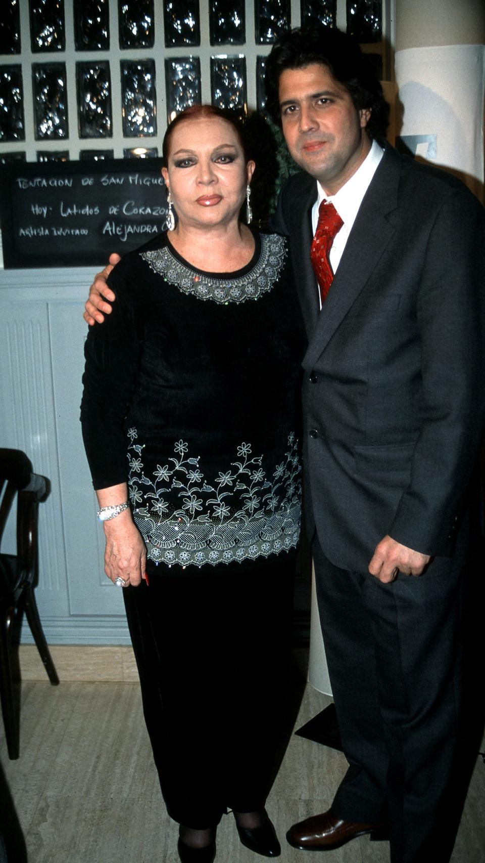 Sara Montiel y Toni Hernández en la fiesta del programa 'Latidos del corazón'.