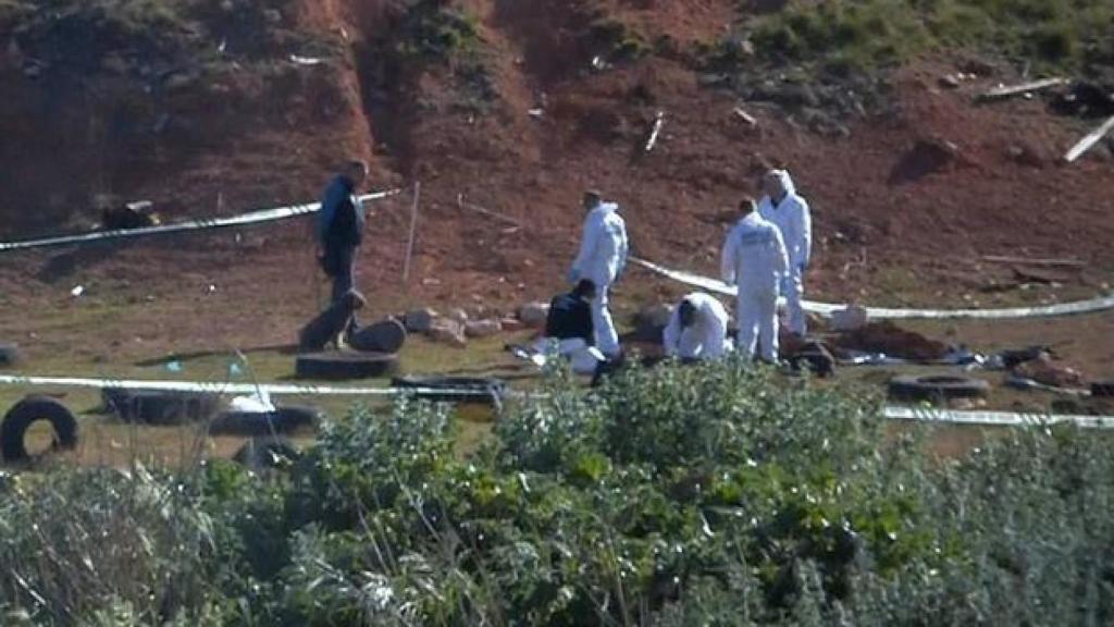 Agentes de la Policía científica investigan en el lugar donde ha sido hallado el cadáver de la joven Nelea.