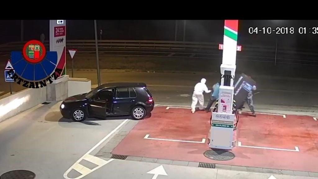 La banda, robando en una gasolinera