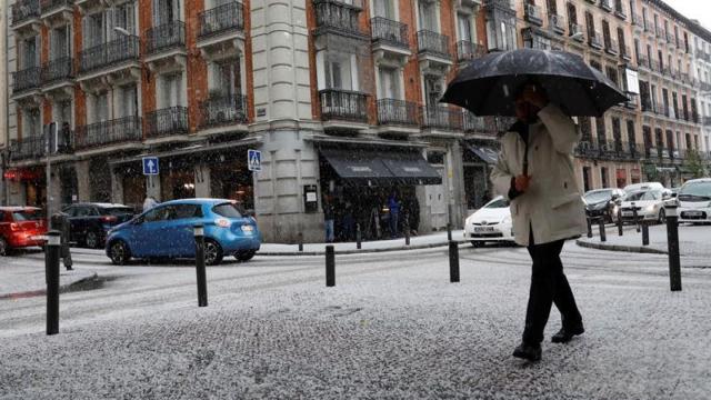 Vista de una calle bajo la fuerte granizada que ha caído este viernes en Madrid. EFE/Ballesteros