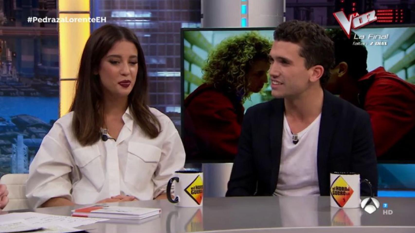 María Pedraza y Jaime Lorente, durante su intervención en 'El Hormiguero'.