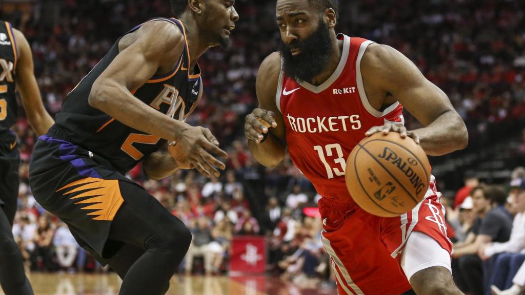 James Harden en un partido contra los Phoenix Suns