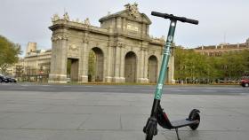 Un patinete eléctrico UFO frente a la Puerta de Alcalá.