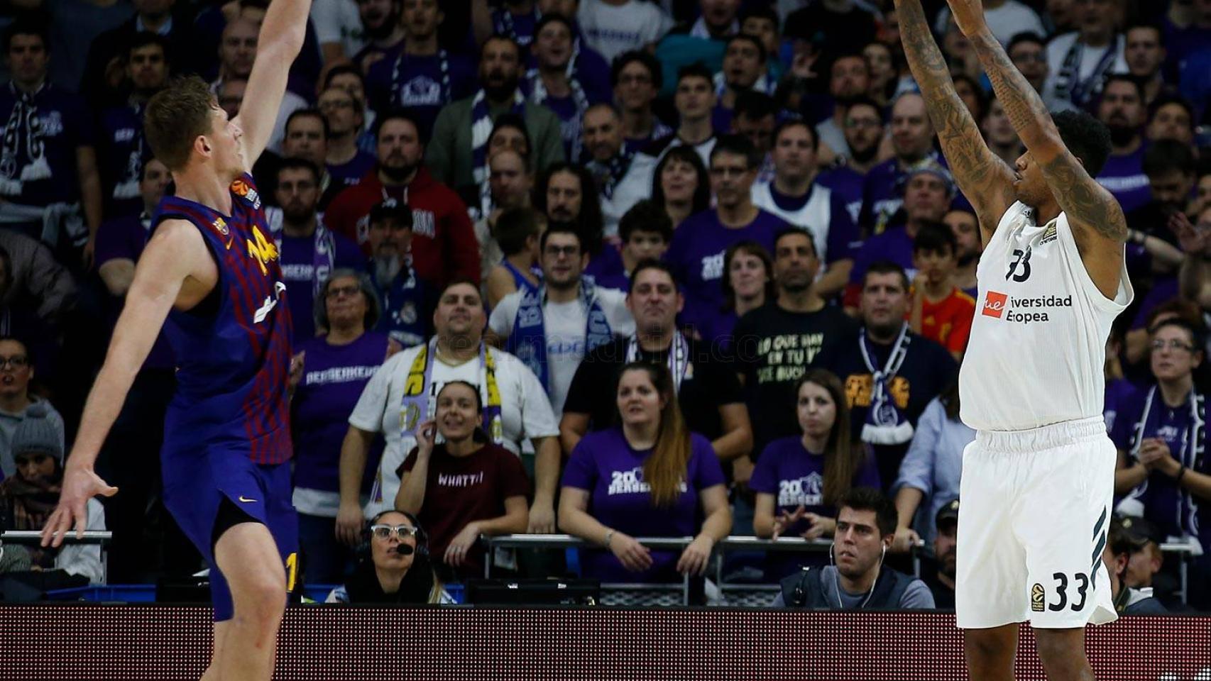 Trey Thompkins lanzando un triple ante el Barcelona