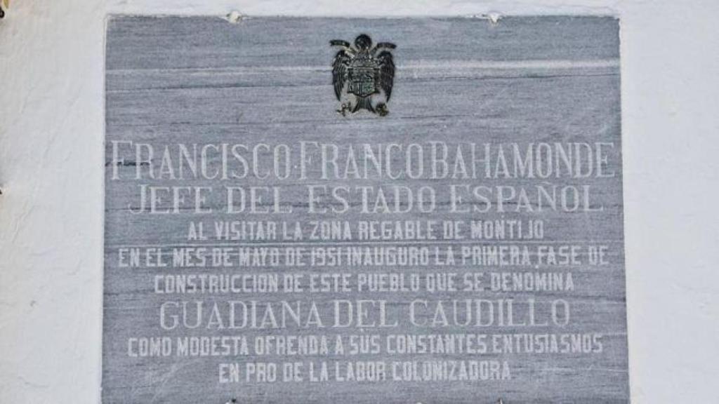Placa en ofrenda a Francisco Franco instalada en una plaza de Guadiana del Caudillo (Badajoz).