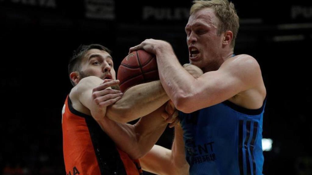 Mike Tobey pelea un balón con Luke Sikma