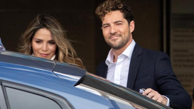 David Bisbal y Rosanna Zanetti saliendo del hospital.