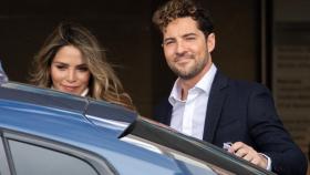 David Bisbal y Rosanna Zanetti saliendo del hospital.