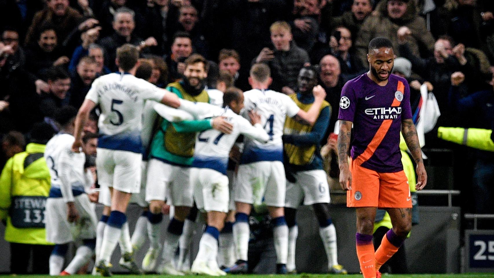 Los jugadores del Tottenham celebran el gol del partido