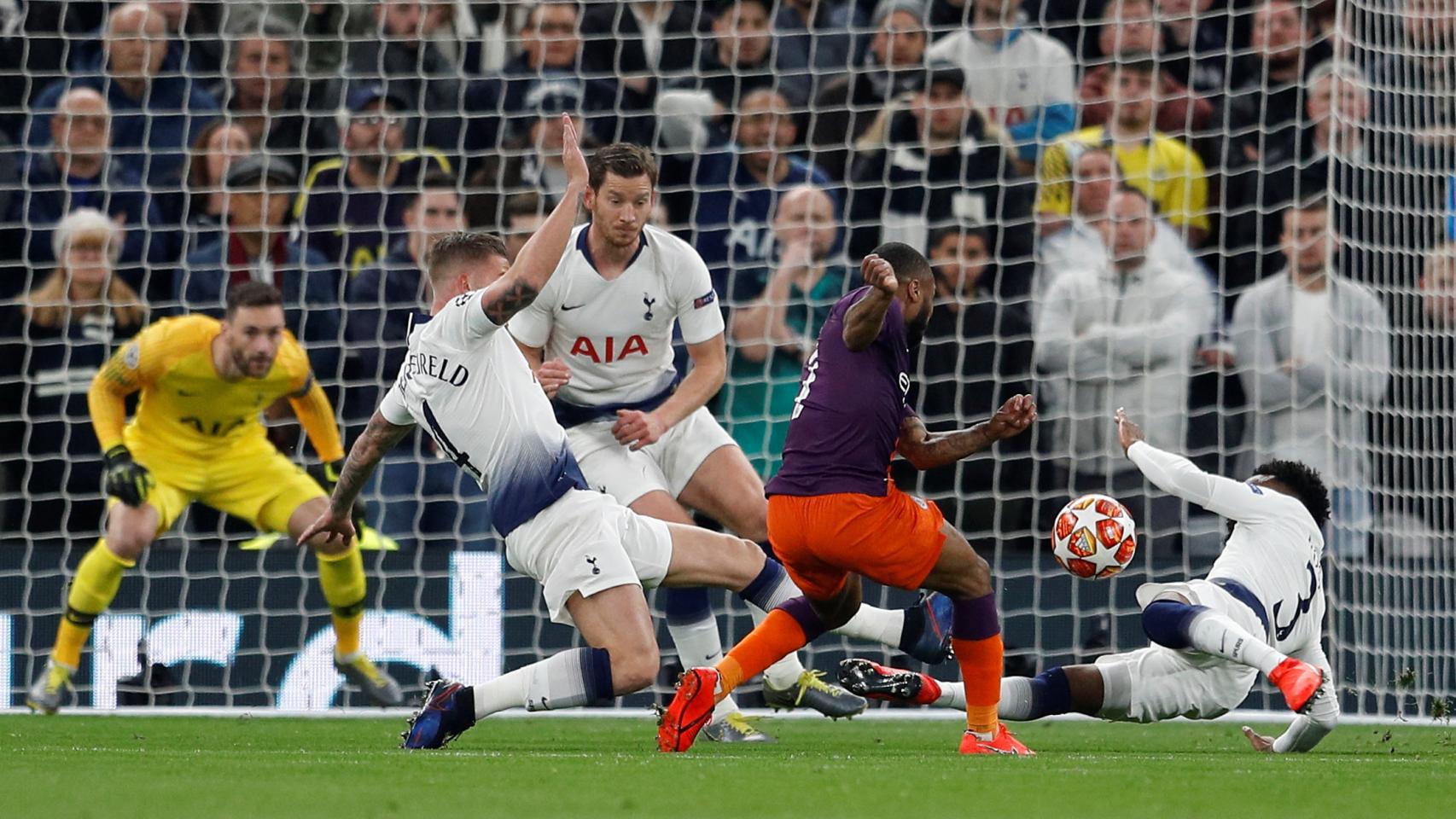 Penalti por mano de Rose en el Tottenham - Manchester City