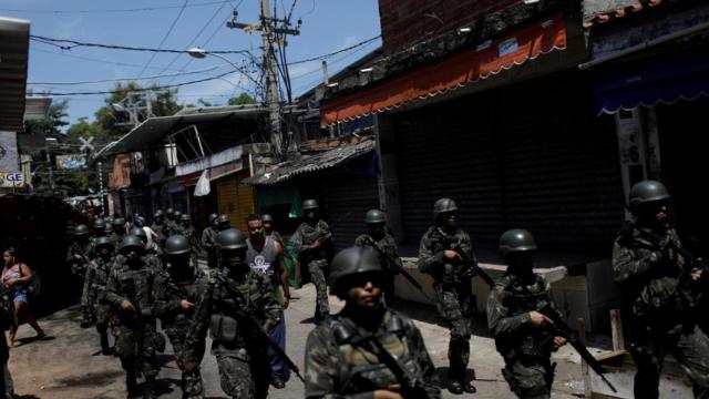 Soldados brasileños en una favela de Río de Janeiro.