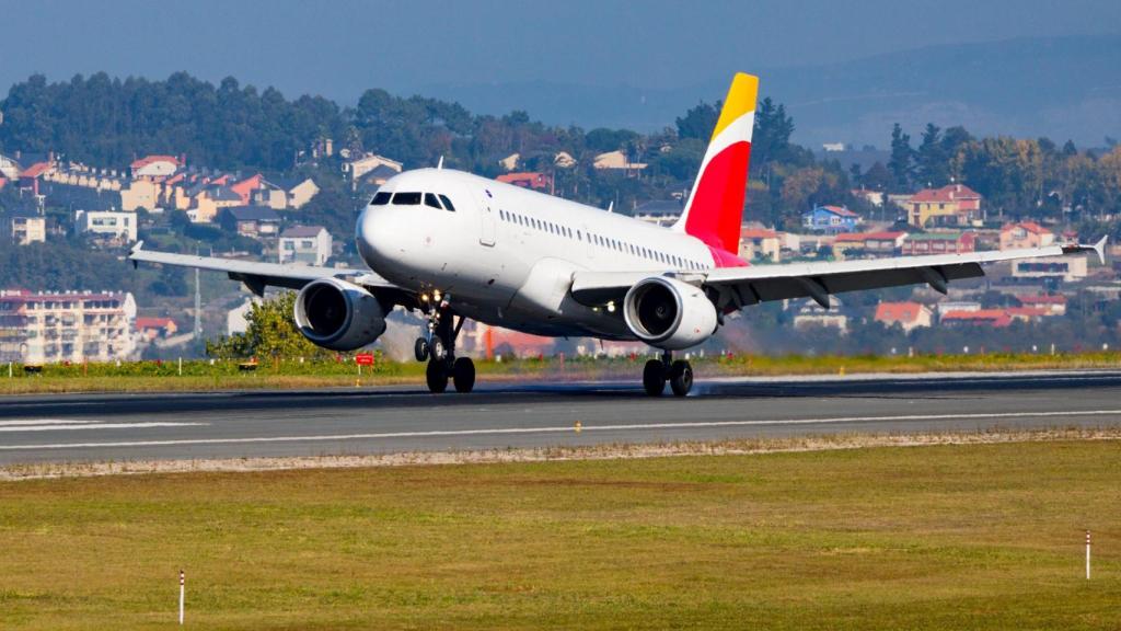 Avión de pasajeros aterrizando en aeropuerto A Coruña