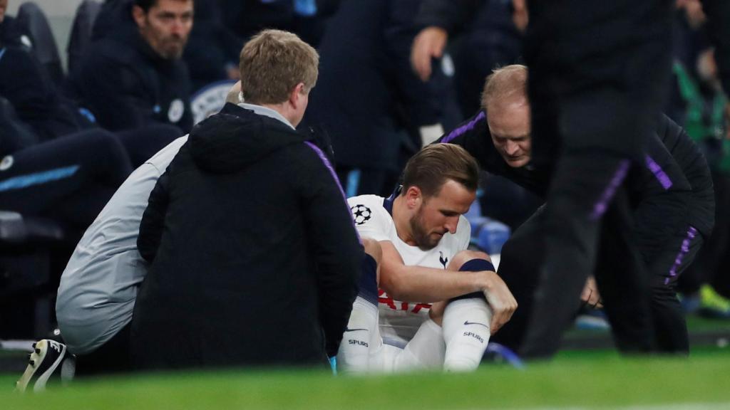 Kane tendido en el terreno de juego lesionado