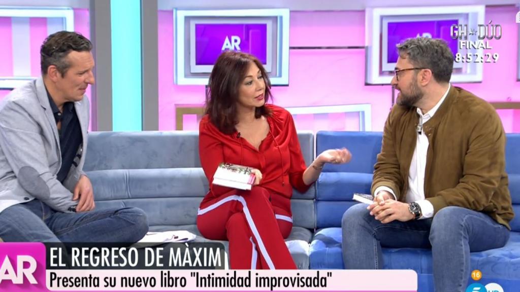 Joaquin Prat y Ana Rosa Quintana entrevistando a Màxim Huerta este miércoles.