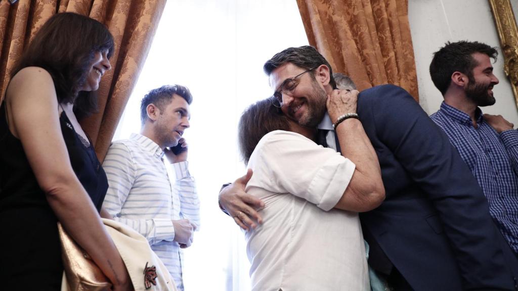 Màxim Huerta abrazando a su madre, vestida de blanco, el día de su investidura.