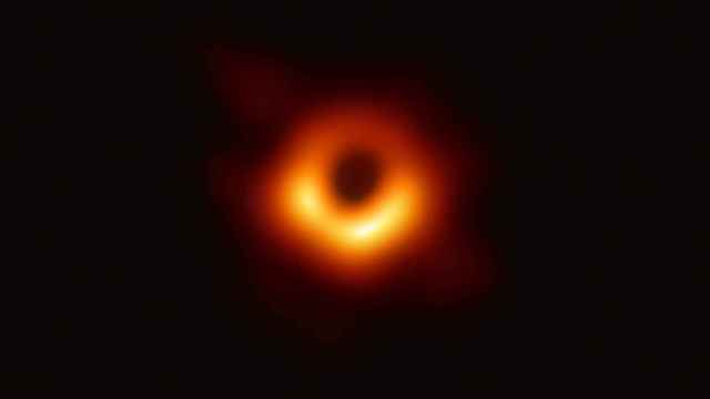 La primera fotografía de un agujero negro de la historia, tomada por el EHT.