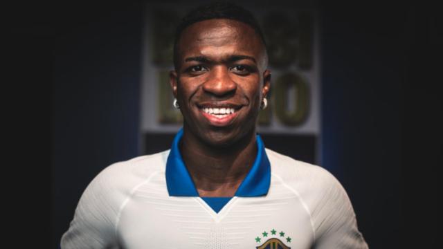 Vinicius presenta la nueva camiseta de Brasil. Foto:cbf.com.br