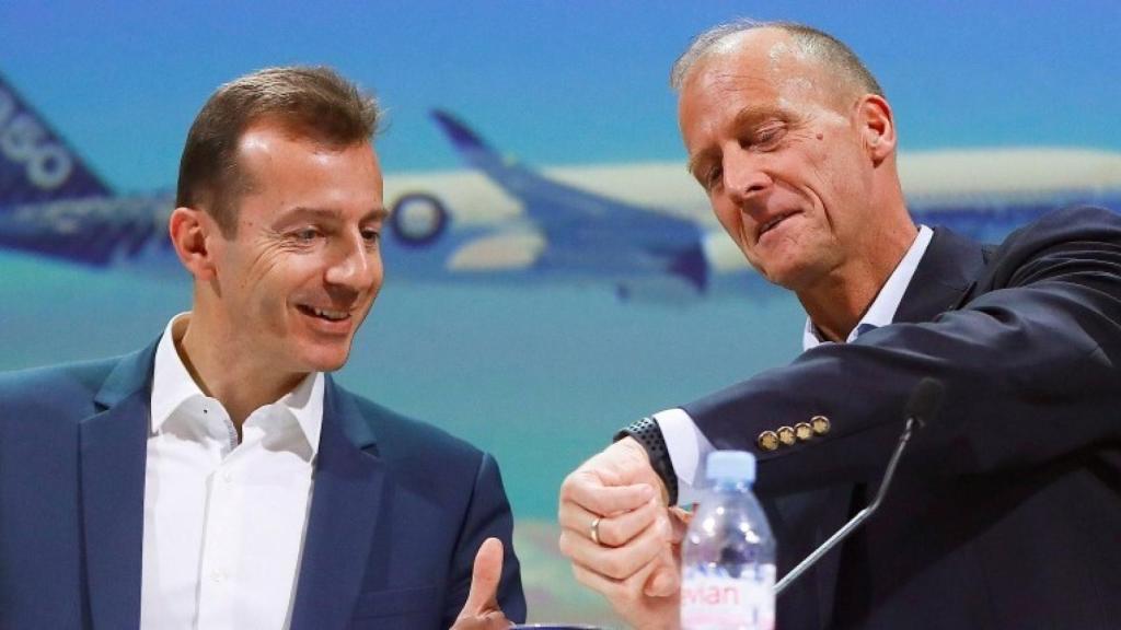 Imagen del día que Guillaume Faury (izquierda) tomó el relevo de Tom Enders (derecha) al frente de Airbus.