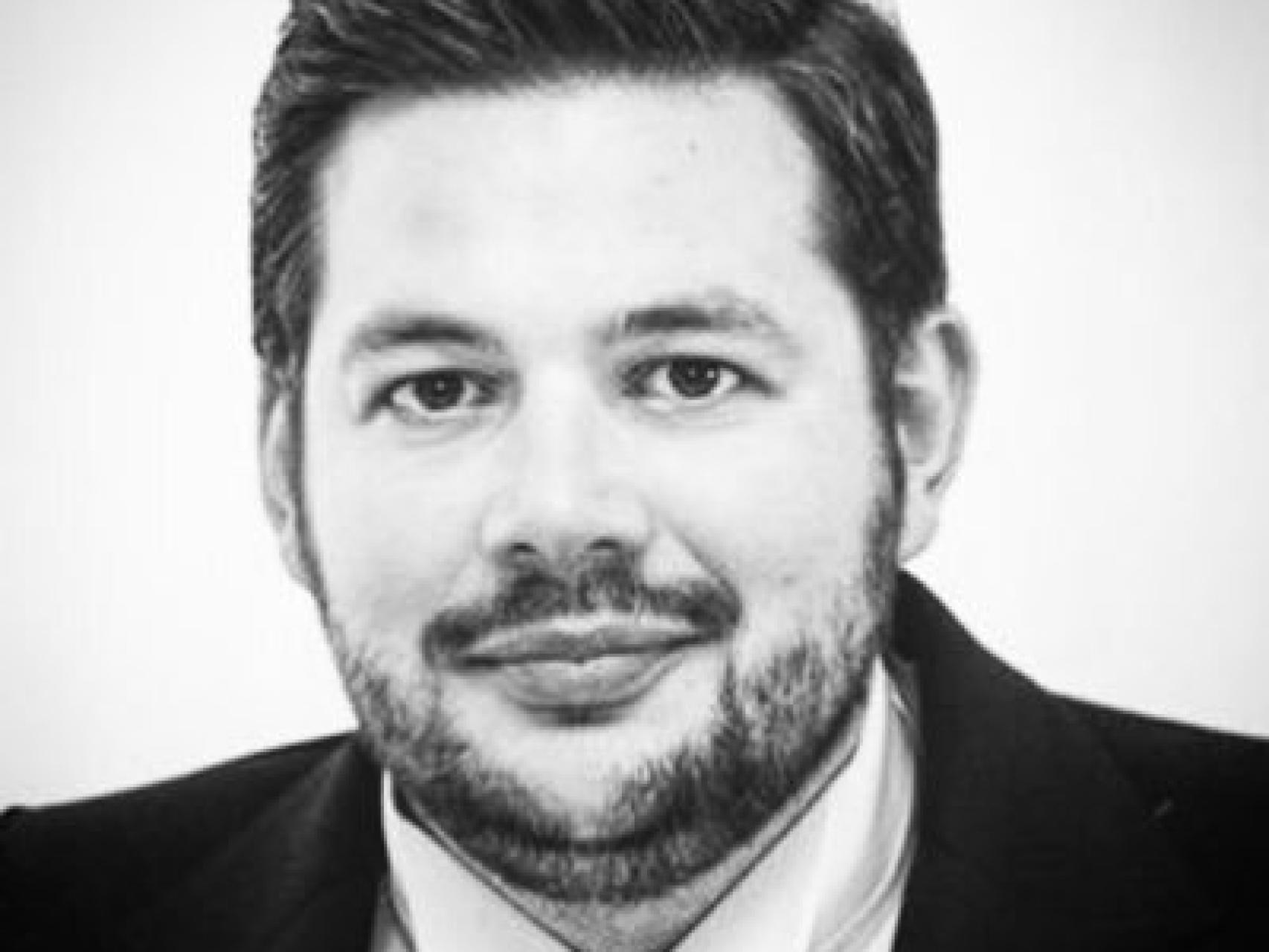 El número 2 de Vox por Sevilla cerró su empresa dejando a clientes sin su producto y su dinero.