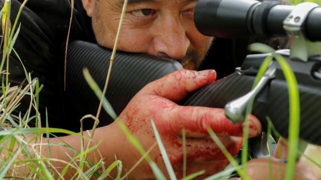 Un hombre apuntando con un fusil.